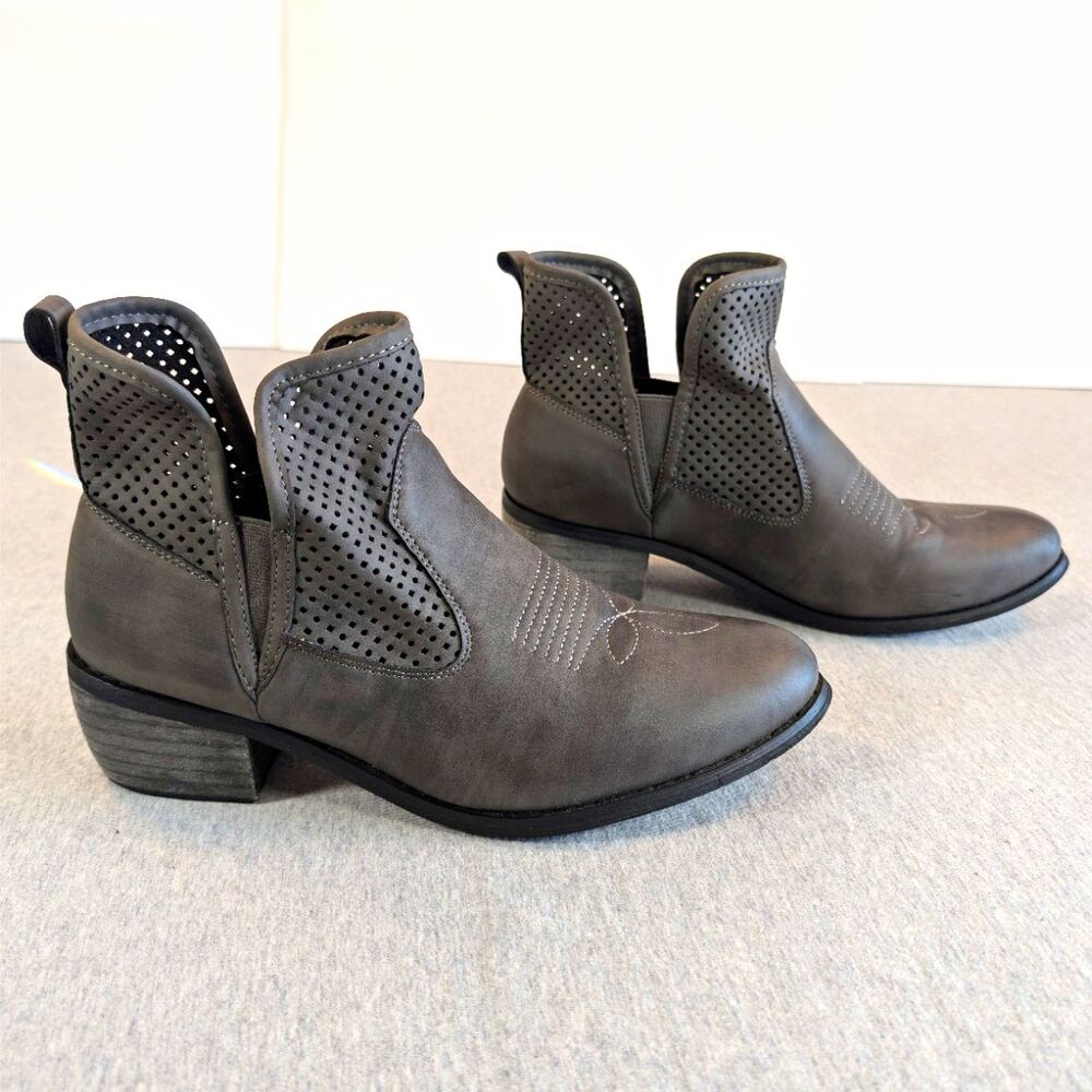 Pierre Dumas Womens Gray Ankle Bootie Round Toe Slip On Perforated 10